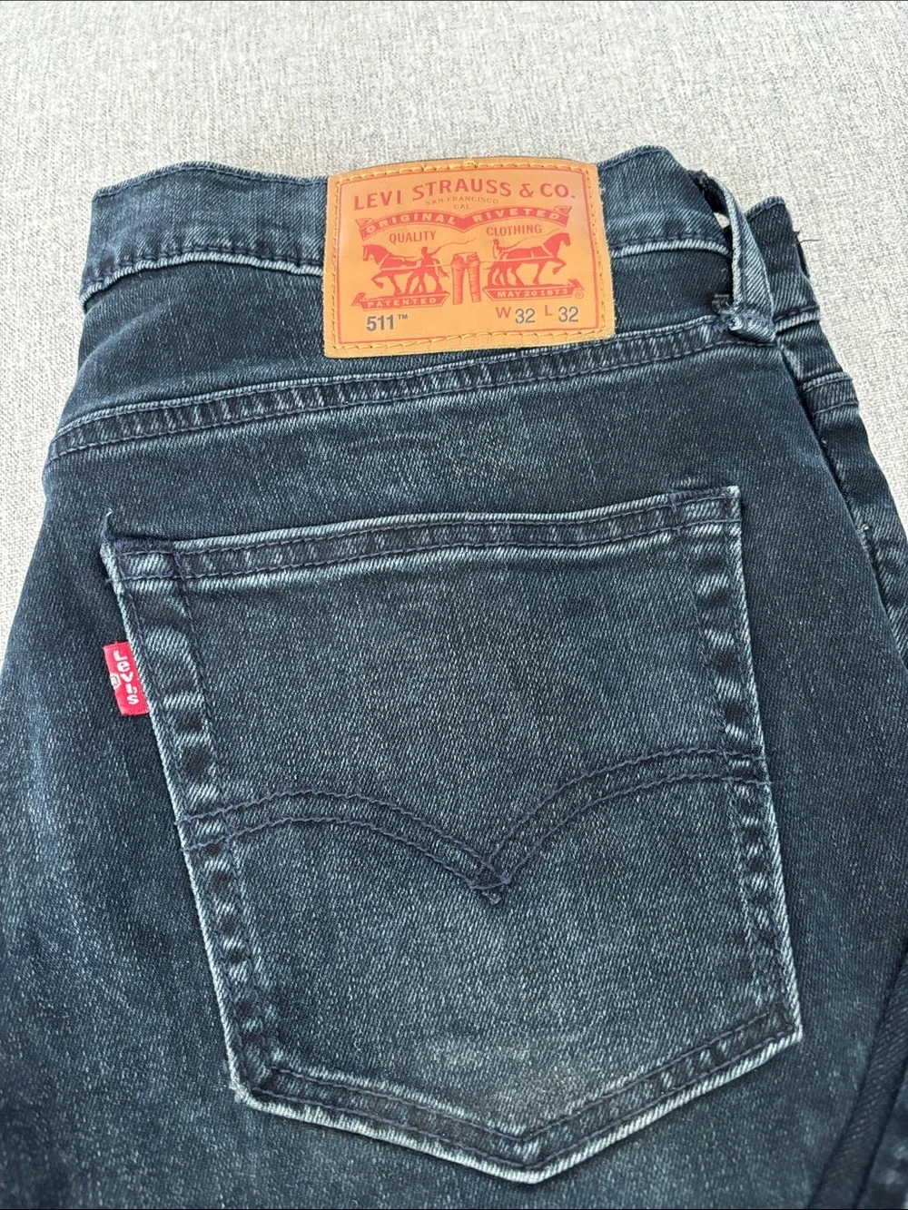 Levi's Men's Black Slim Straight Jeans with Subtle Fading